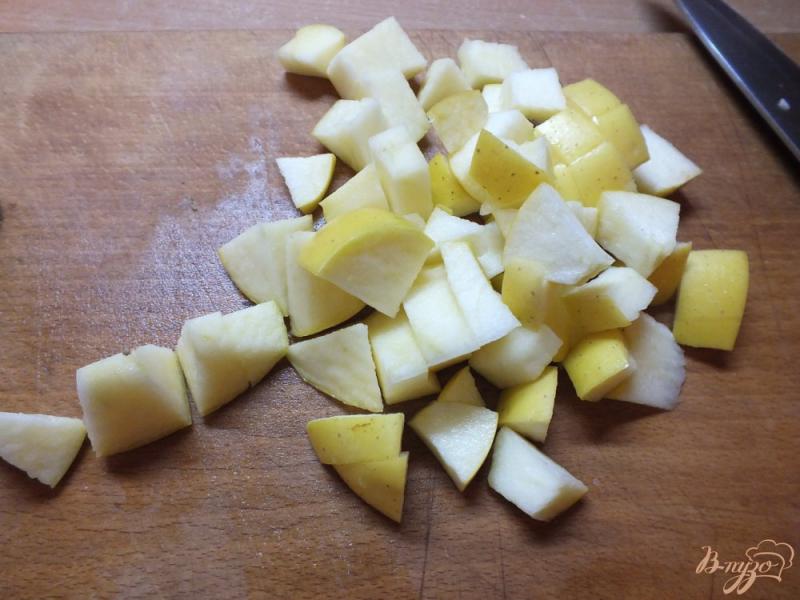 Фото приготовление рецепта: Салат из яблок с мятой под сметано-банановым соусом шаг №1