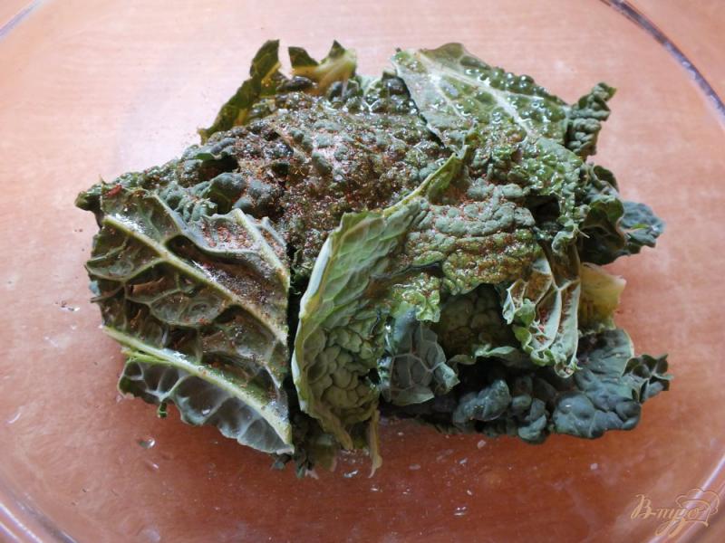 Фото приготовление рецепта: Острые чипсы из листовой капусты шаг №4