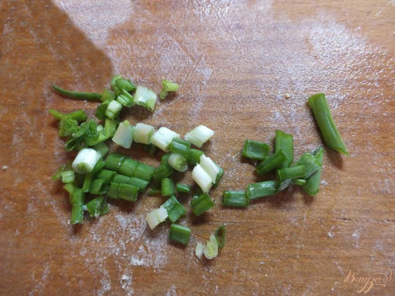 Фото приготовление рецепта: Салат из яиц с цветной капустой и луком шаг №4
