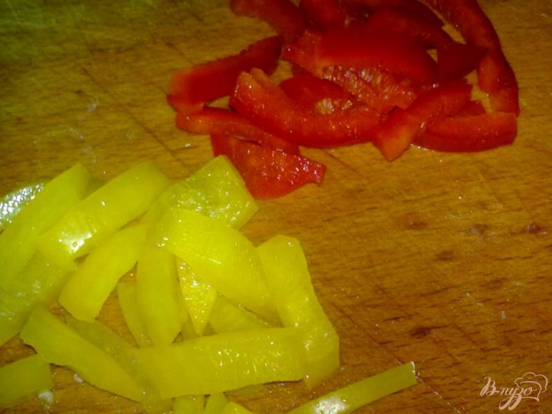 Фото приготовление рецепта: Салат овощной со сливами шаг №3