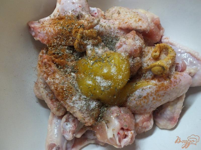 Фото приготовление рецепта: Острые куриные крылья на решетке в духовке шаг №4