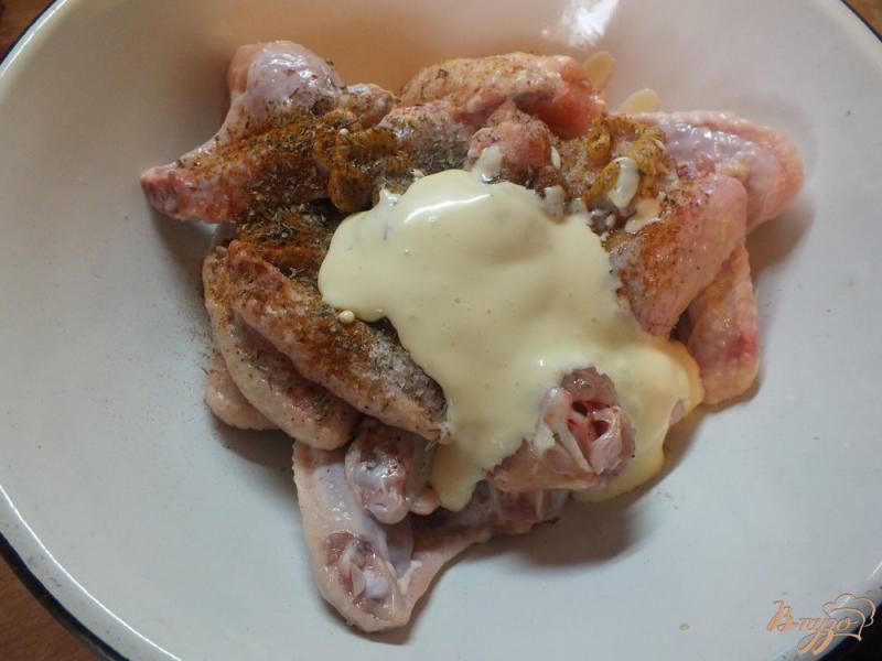 Фото приготовление рецепта: Острые куриные крылья на решетке в духовке шаг №5