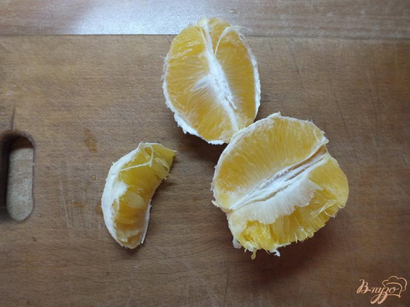 Фото приготовление рецепта: Салат апельсиново-яблочный под медово-горчичным соусом шаг №1