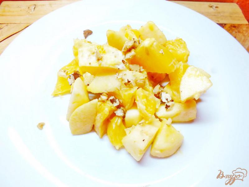 Фото приготовление рецепта: Салат апельсиново-яблочный под медово-горчичным соусом шаг №5