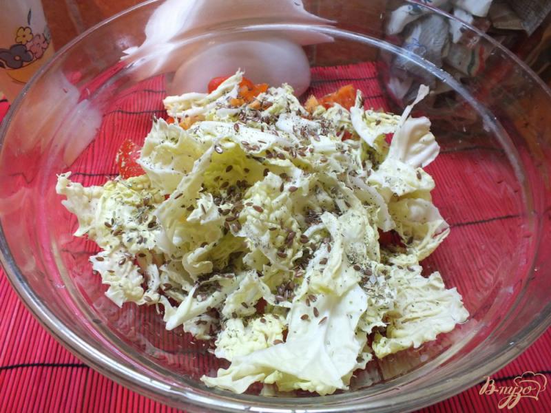 Фото приготовление рецепта: Салат из пекинской капусты с болгарским перцем и эстрагоном шаг №4