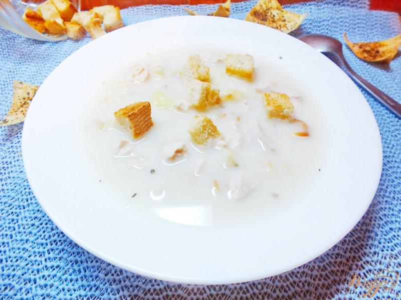 Фото приготовление рецепта: Суп куриный с плавленым сыром и жаренными макаронами шаг №10