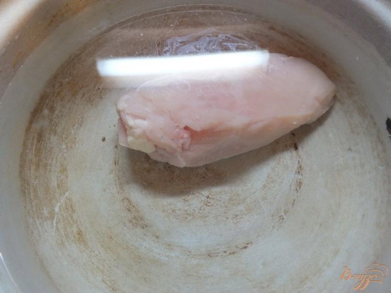 Фото приготовление рецепта: Суп куриный с плавленым сыром и жаренными макаронами шаг №2