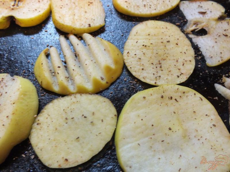 Фото приготовление рецепта: Сушеные яблоки с корицей и гвоздикой в духовке шаг №3