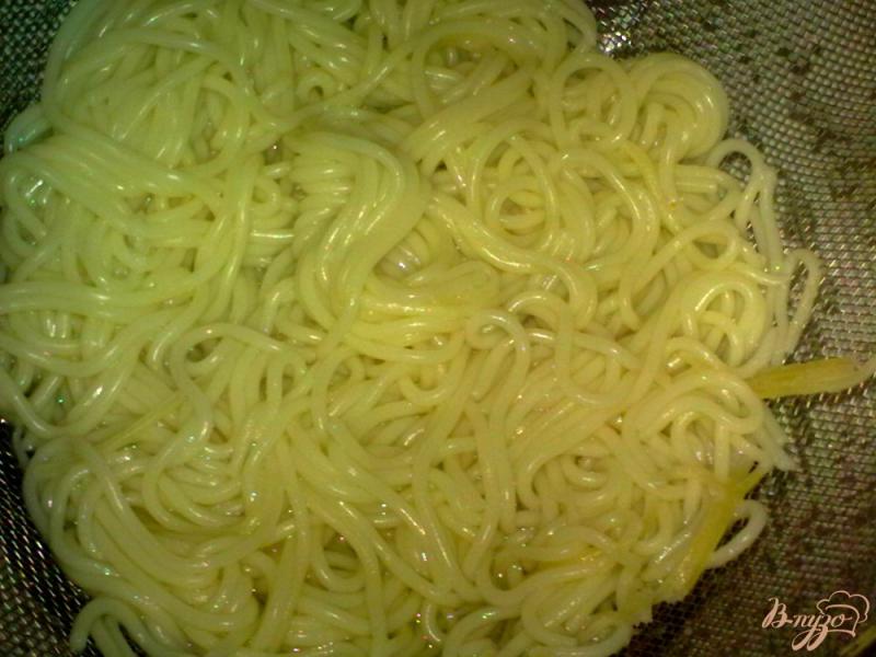 Фото приготовление рецепта: Спагетти с кабачком и изюмом шаг №1