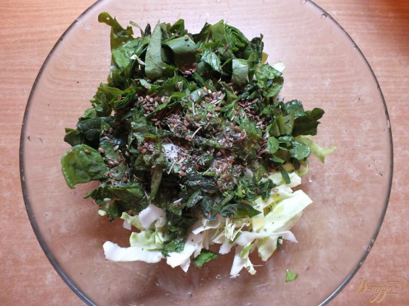 Фото приготовление рецепта: Салат из листовых овощей с розмарином и семенами льна шаг №4