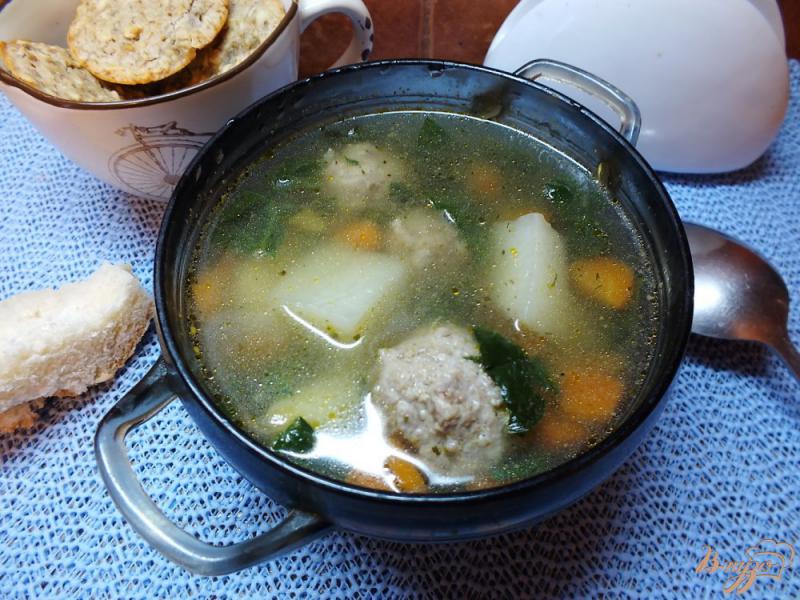 Фото приготовление рецепта: Суп с фрикадельками и шпинатом шаг №6
