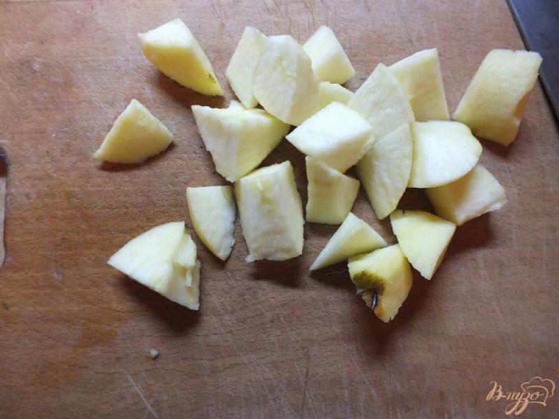 Фото приготовление рецепта: Соленая овсяная каша на воде с орехами и яблоками шаг №3