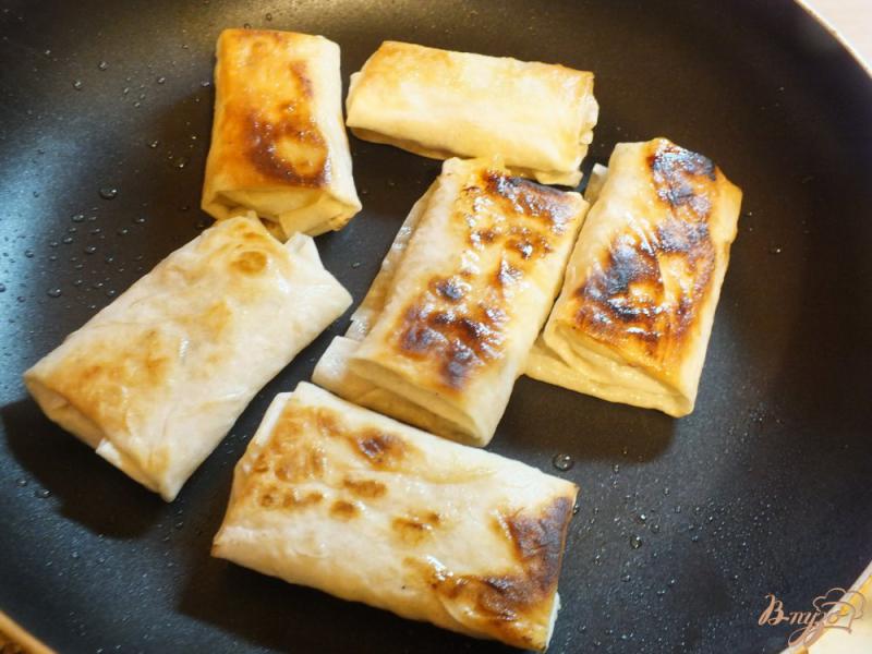 Фото приготовление рецепта: Пирожки жаренные из лаваша с яблоком и орехами шаг №5