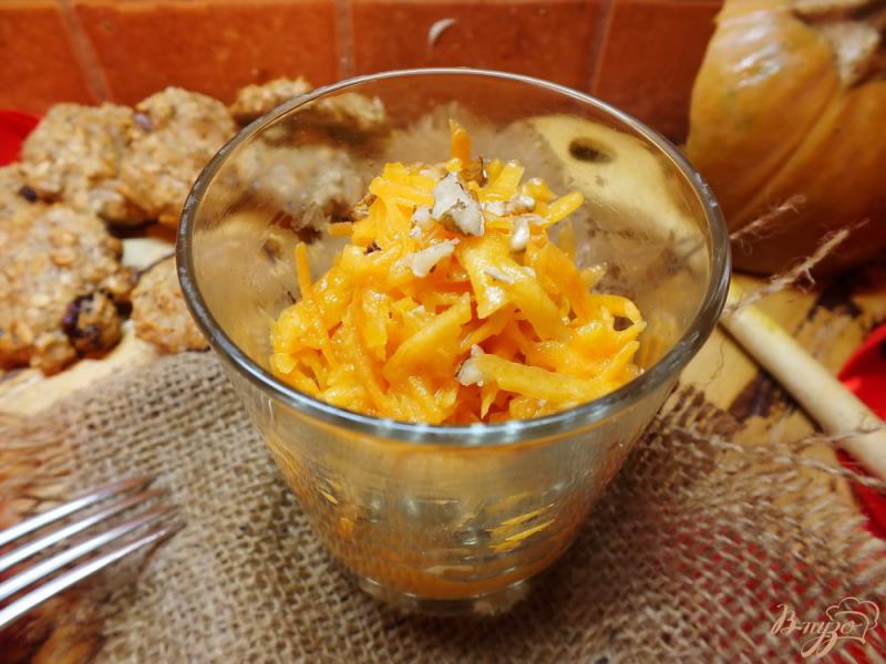 Фото приготовление рецепта: Салат из тыквы с апельсиново - горчичной заправкой и орехами шаг №6