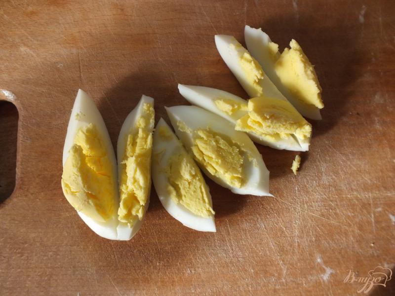 Фото приготовление рецепта: Салат из яиц с гренками и руколой шаг №2