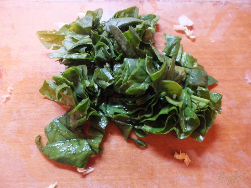 Фото приготовление рецепта: Салат из болгарского перца и листовой зелени с кунжутный маслом шаг №1