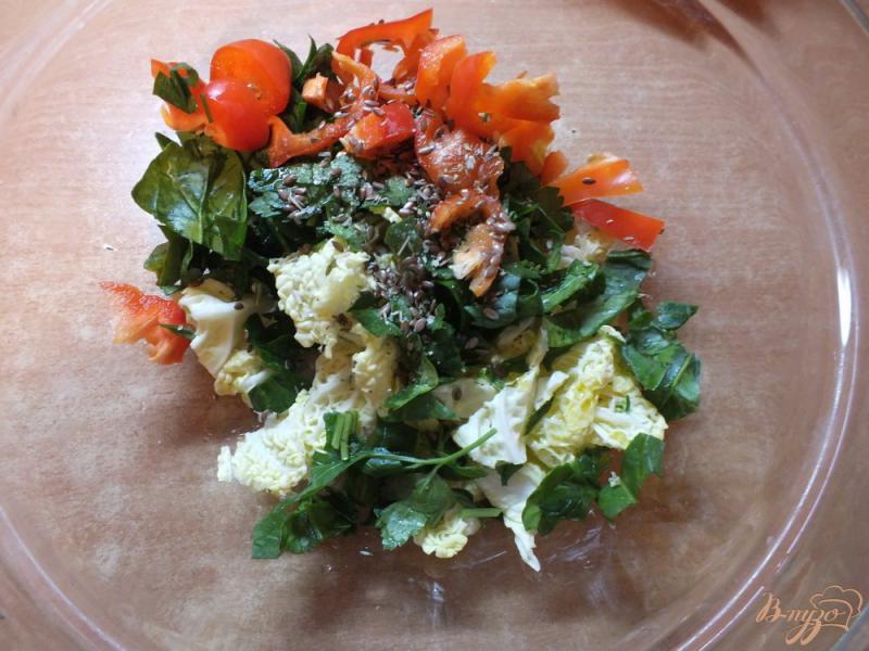 Фото приготовление рецепта: Салат из болгарского перца и листовой зелени с кунжутный маслом шаг №5