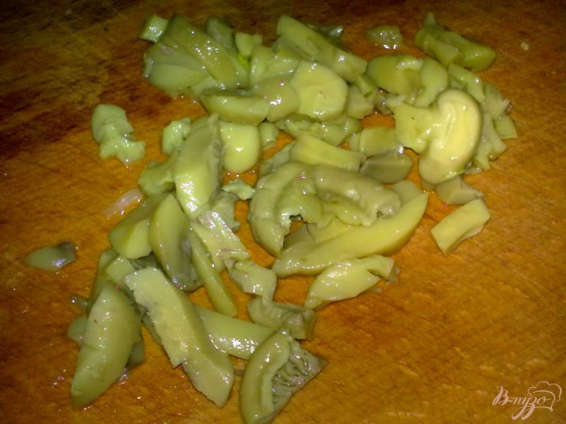 Фото приготовление рецепта: Салат из двух видов капусты с грибами шаг №3