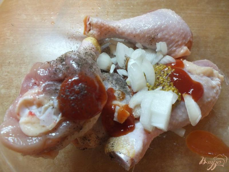 Фото приготовление рецепта: Курица в маринаде из кетчупа и зерновой горчицы с луком шаг №3