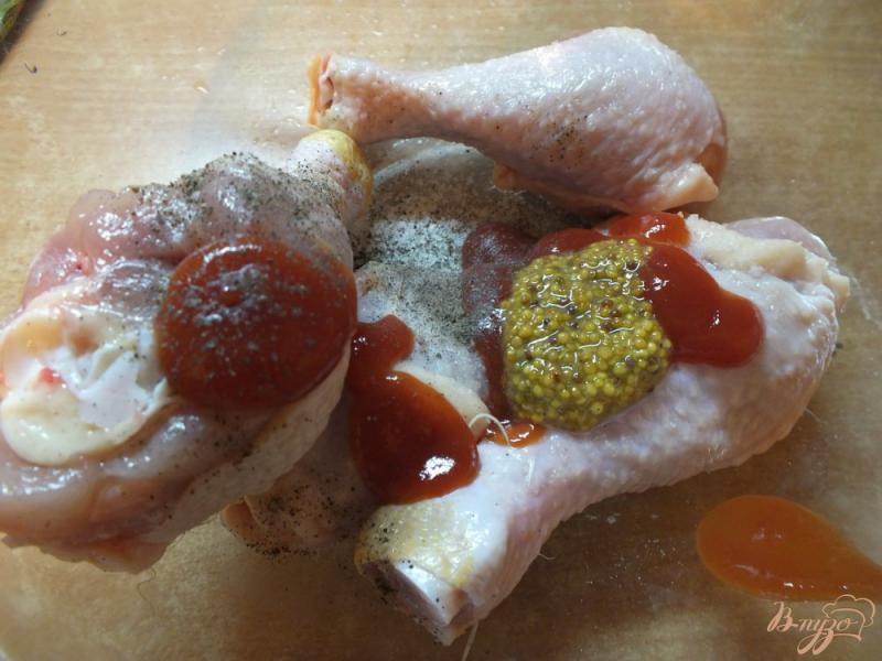 Фото приготовление рецепта: Курица в маринаде из кетчупа и зерновой горчицы с луком шаг №1