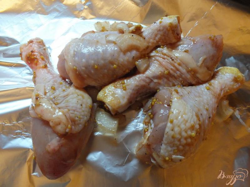Фото приготовление рецепта: Курица в маринаде из кетчупа и зерновой горчицы с луком шаг №5