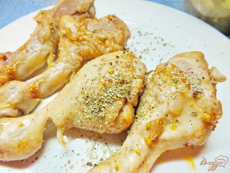 Фото приготовление рецепта: Курица в маринаде из кетчупа и зерновой горчицы с луком шаг №6