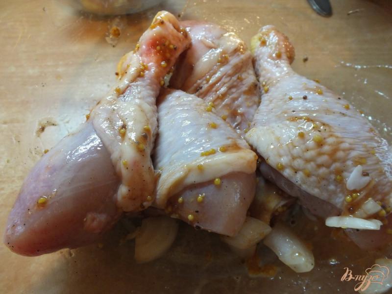 Фото приготовление рецепта: Курица в маринаде из кетчупа и зерновой горчицы с луком шаг №4