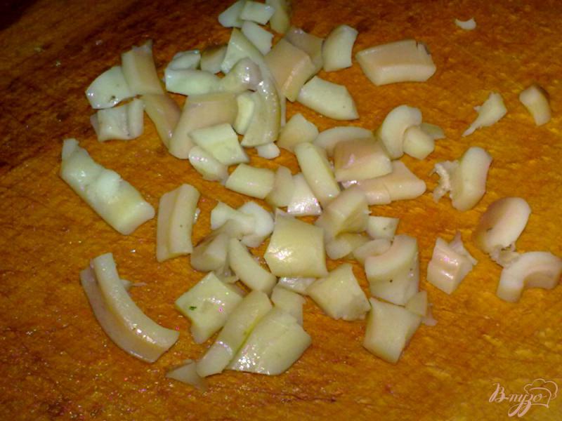 Фото приготовление рецепта: Салат из редьки с кальмаром шаг №3