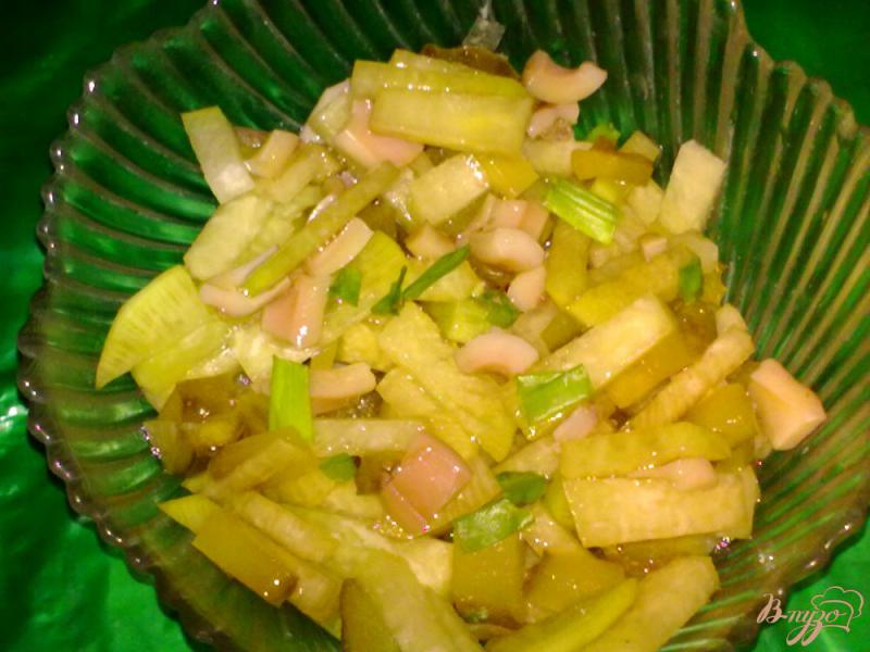 Фото приготовление рецепта: Салат из редьки с кальмаром шаг №4