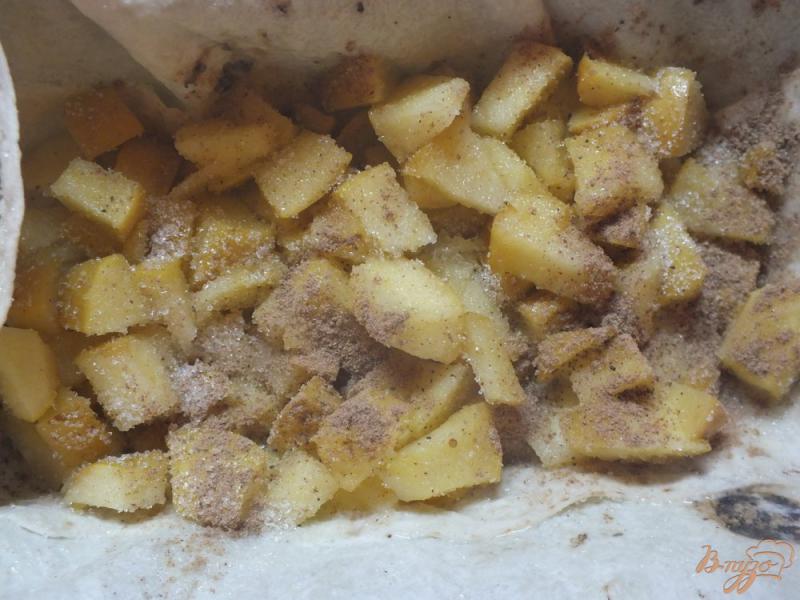 Фото приготовление рецепта: Яблочный пирог из лаваша шаг №7