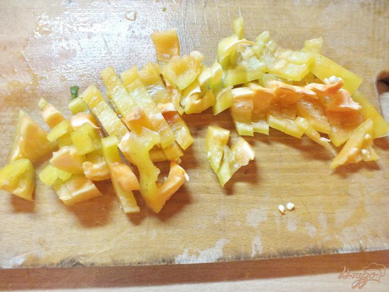 Фото приготовление рецепта: Салат из болгарского перца и двух видов капусты шаг №4
