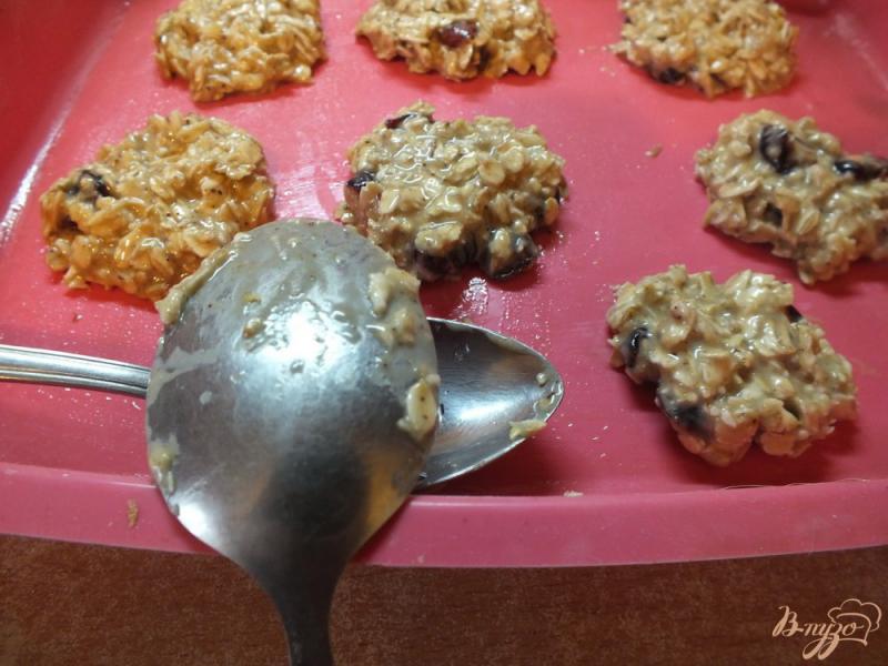 Фото приготовление рецепта: Печенье овсяное с вяленой вишней и корицей шаг №4