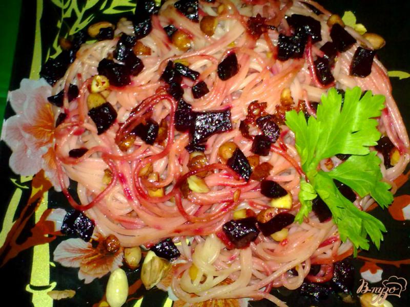 Фото приготовление рецепта: Спагетти со свеклой и арахисом шаг №6