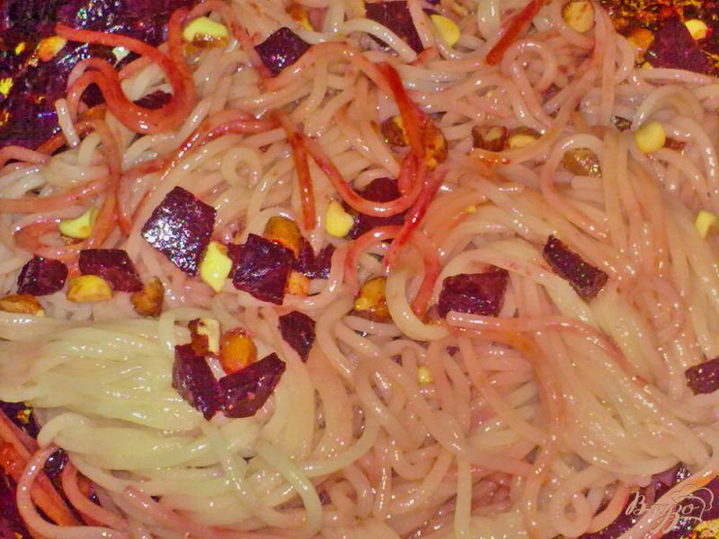 Фото приготовление рецепта: Спагетти со свеклой и арахисом шаг №5