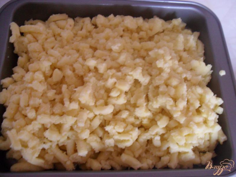 Фото приготовление рецепта: Картофельная запеканка с сосисками и сыром шаг №5