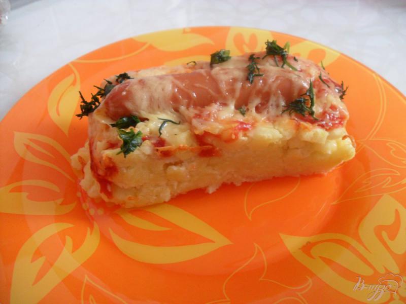Фото приготовление рецепта: Картофельная запеканка с сосисками и сыром шаг №9