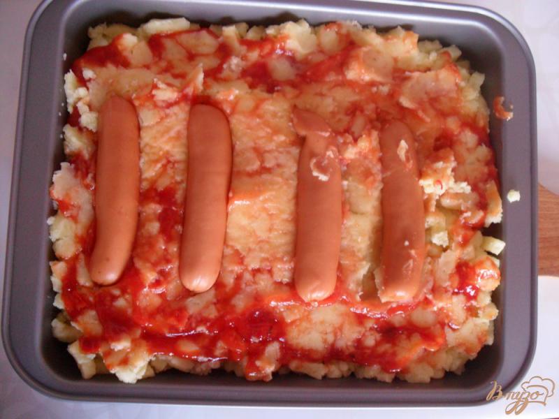 Фото приготовление рецепта: Картофельная запеканка с сосисками и сыром шаг №6
