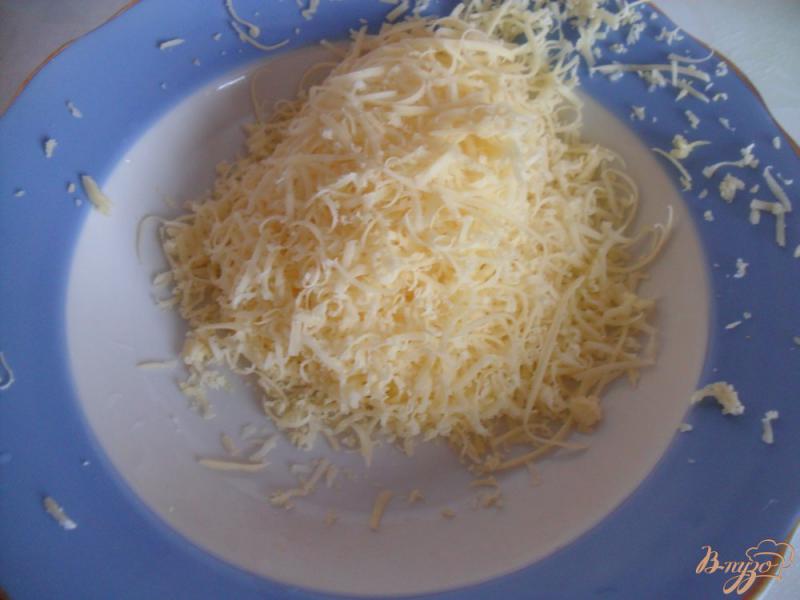 Фото приготовление рецепта: Картофельная запеканка с сосисками и сыром шаг №3