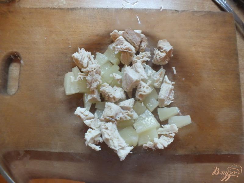 Фото приготовление рецепта: Салат с консервированным ананансом шаг №3