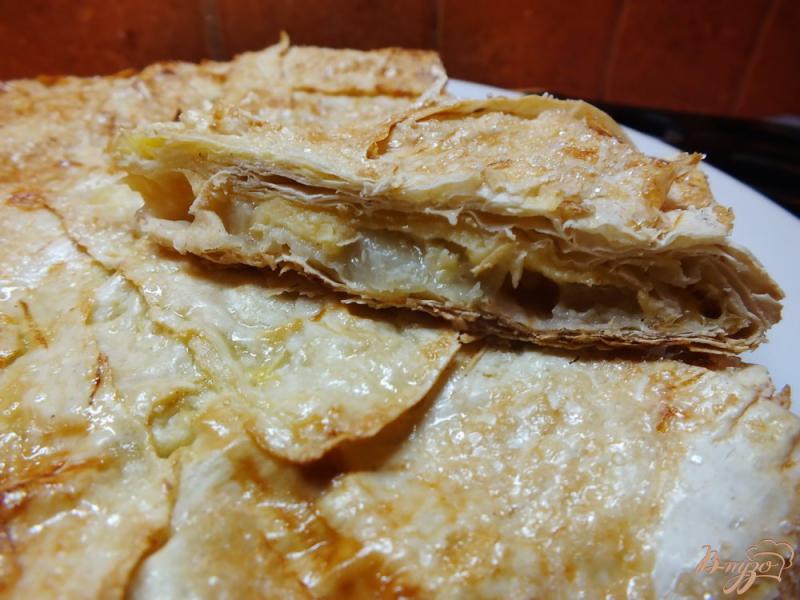Фото приготовление рецепта: Сладкий пирог с ананасом и сыром шаг №7