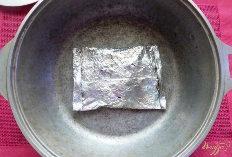 Фото приготовление рецепта: Окуни горячего копчения (в сковороде) шаг №3