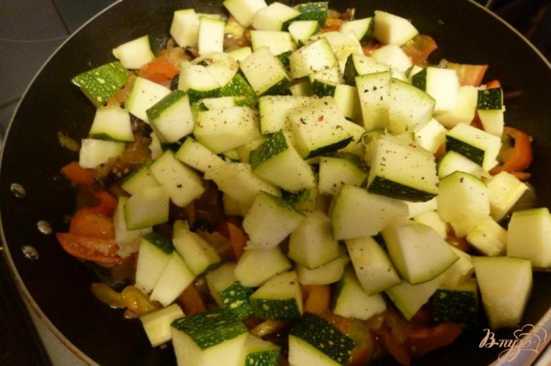 Фото приготовление рецепта: Гарнир из кабачков с овощами шаг №4