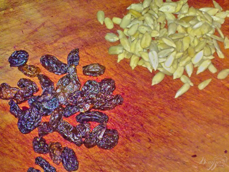 Фото приготовление рецепта: Салат свекольный с семечками подсолнуха шаг №2