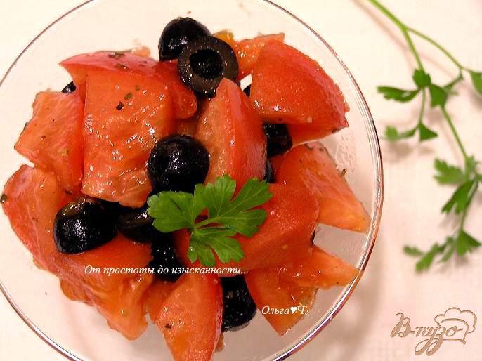 Фото приготовление рецепта: Салат из помидоров с маслинами и кедровым маслом шаг №3
