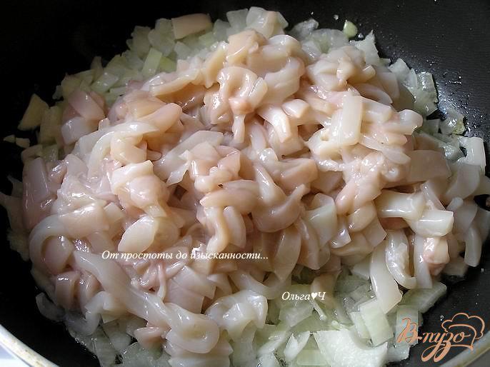 Фото приготовление рецепта: Кальмары, тушеные с капустой в белом вине шаг №1