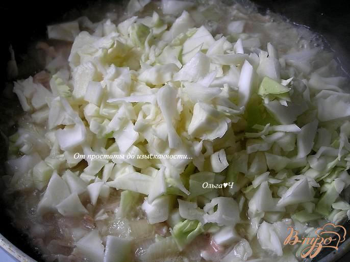 Фото приготовление рецепта: Кальмары, тушеные с капустой в белом вине шаг №3