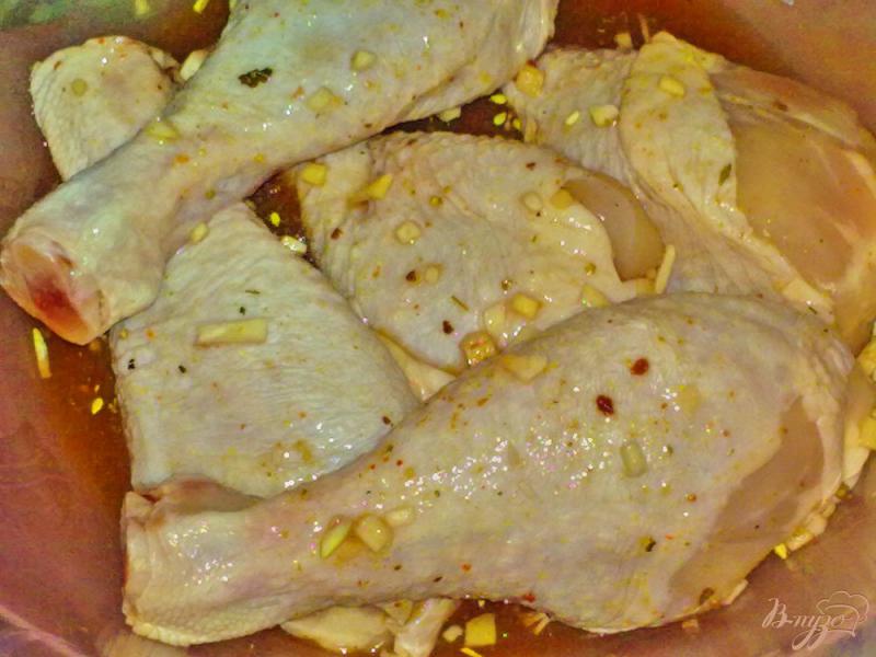 Фото приготовление рецепта: Куриные ножки в ананасе и каркаде шаг №7