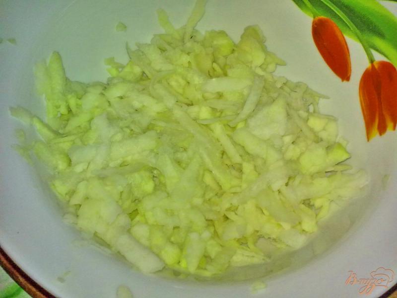 Фото приготовление рецепта: Салат из кольраби и свеклы шаг №1