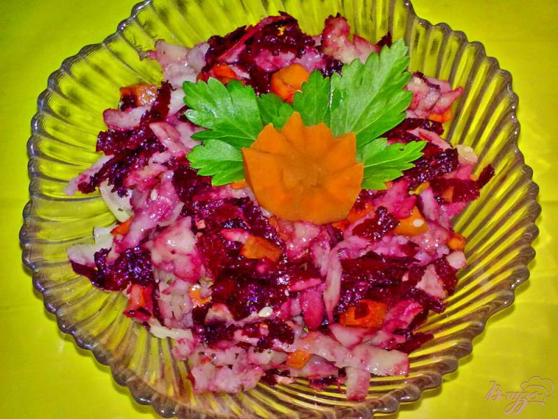 Фото приготовление рецепта: Салат из кольраби и свеклы шаг №6
