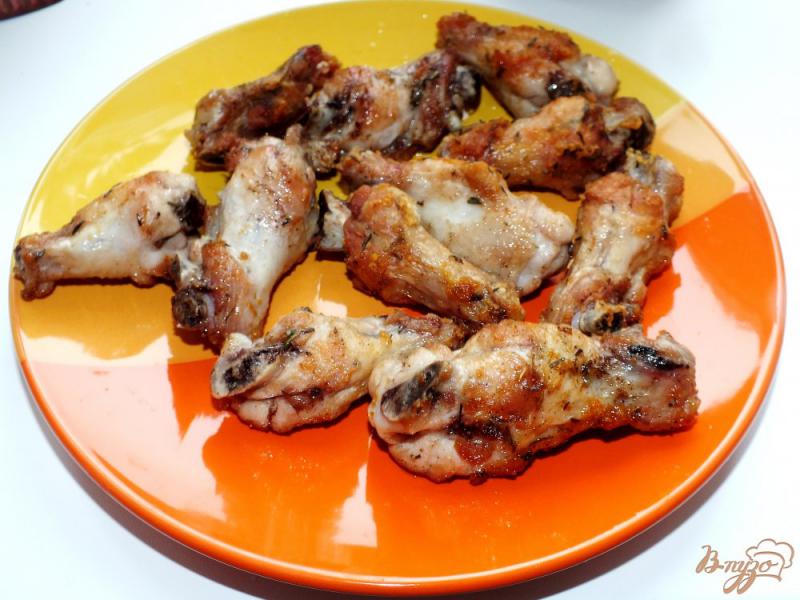 Фото приготовление рецепта: Куриные крылья с карамелизированными яблоками и луком шаг №5
